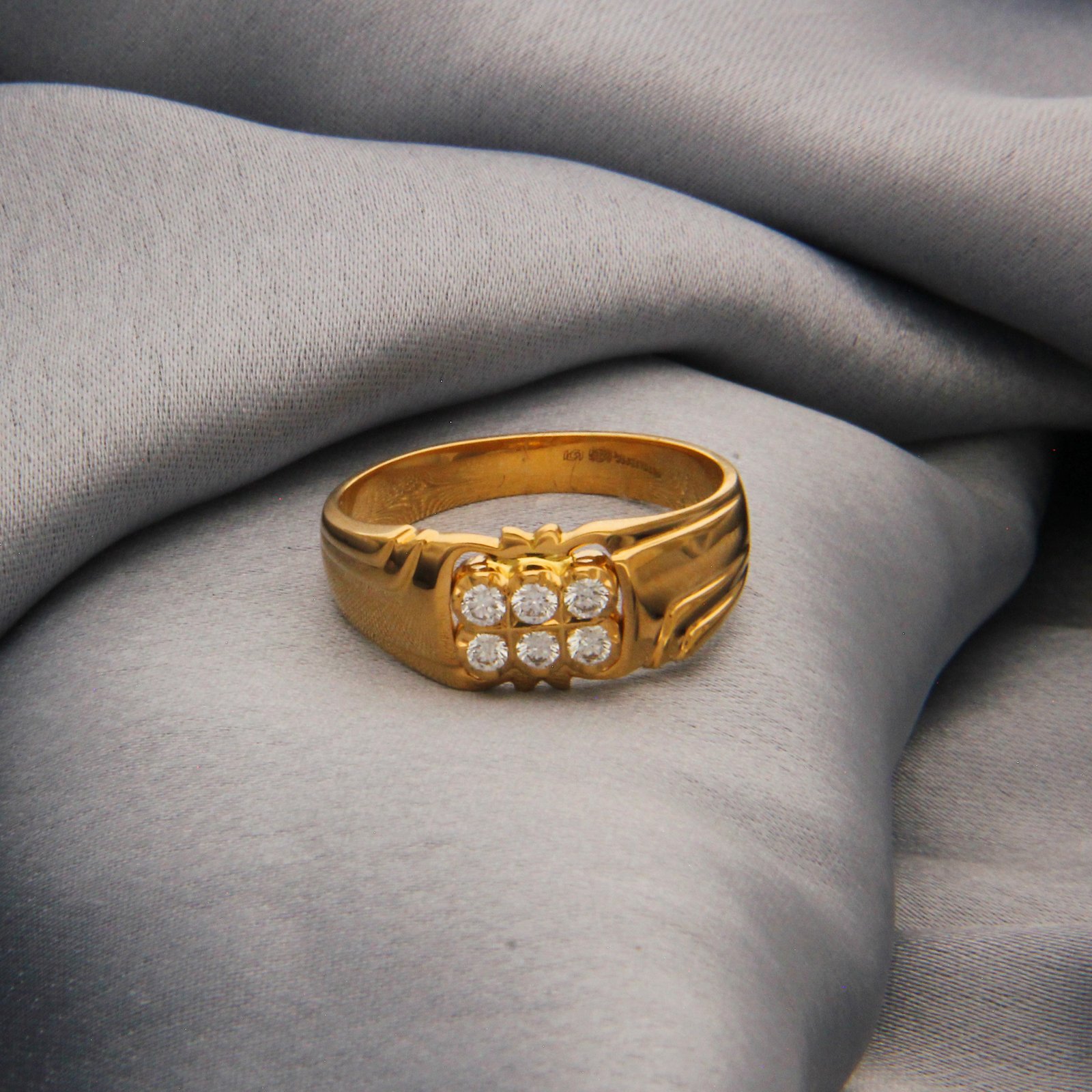 DIAMOND RING